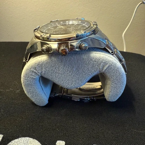 Seiko Solar Chronograph with Blue Dial and Silver Band - Picture 4 of 9